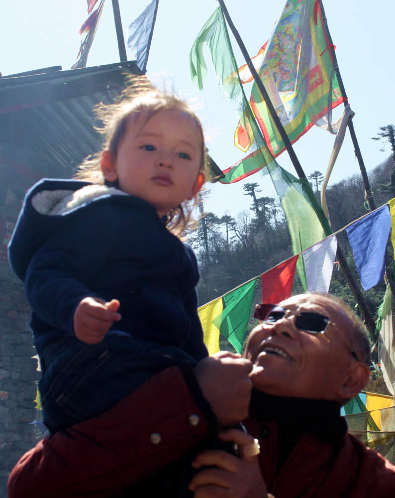 Dungse Rinpoche with Lama Riga la at Pelela Pass.