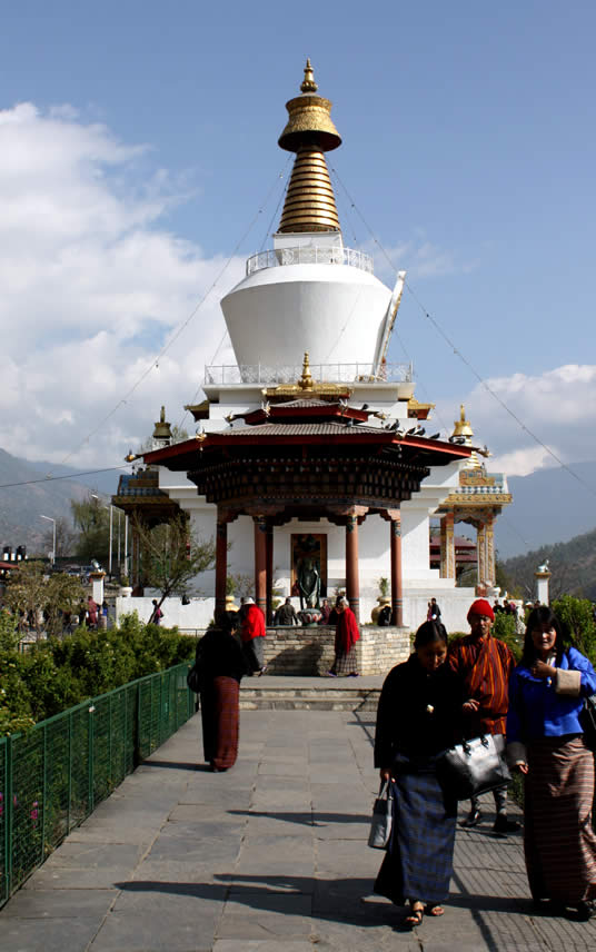 The Memorial Chorten, conceived by Thinley Norbu, was built in 1974 to honor the third Druk Gyalpo, Jigme Dorji Wangchuck (1928–1972). It is frequented by many townspeople who come to circumambulate.